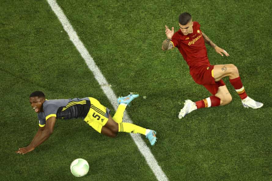 Feyenoord’s Tyrell Malacia (left) fights for the ball with Roma’s Gianluca Mancini.