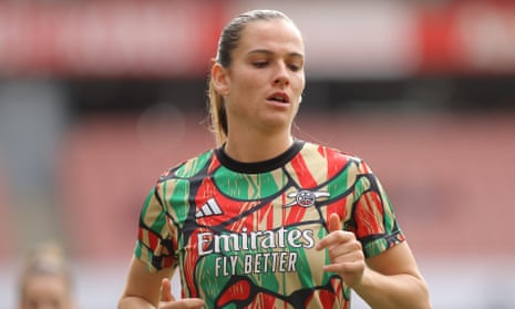 Laia Codine running on the sidelines