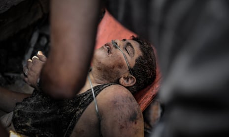 Gli attacchi israeliani continuano a Gaza<br>KHAN YUNIS, GAZA - 6 NOVEMBRE: Un ragazzo viene salvato da sotto le macerie dopo un attacco all'edificio che appartiene alla famiglia Shaqwra mentre gli attacchi aerei continuano nel suo 31° giorno a Khan Yunis, Gaza il 6 novembre 2023. (Foto di Belal Khaled/Anadolu via Getty Images)