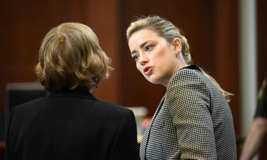 Amber Heard s'entretient avec son avocate Elaine Bredehoft au tribunal.
