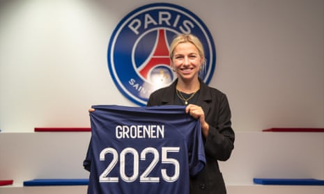 Jackie Groenen with a Paris Saint-Germain that shows the length of her contract after signing from Manchester United.