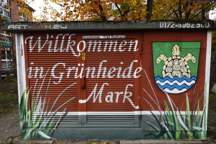 A sign welcomes the visitors at the edge of Grünheide.