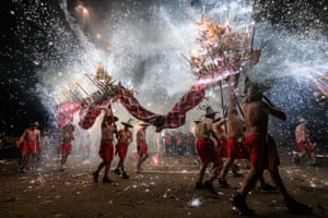 Jieyang, China. Folk artists perform a fire dragon dance to welcome the Lantern Festival