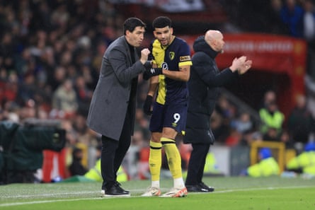 Andoni Iraola speaks to Dominic Solanke during a Bournemouth match against Manchester United in 2023.