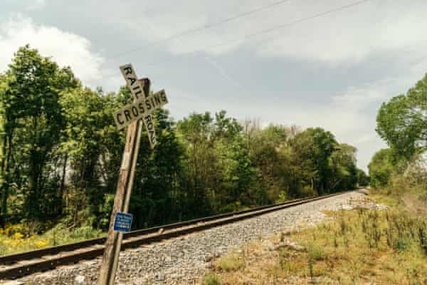 Uma ferrovia leva ao aterro de Arrowhead em Uniontown.