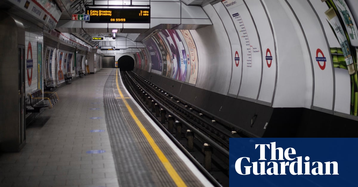 ロンドンの地下鉄駅でレールに落ちた後、女性は「けいれん」を去りました