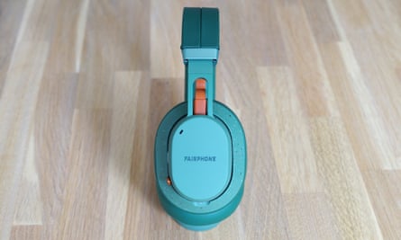 End cap of the right ear cup of the Fairphone Fairbuds XL headphones.