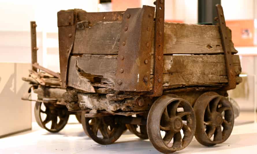 Roues de l'industrie… un «tram» de la mine en bois de la mine de Horsley, fin des années 1800.