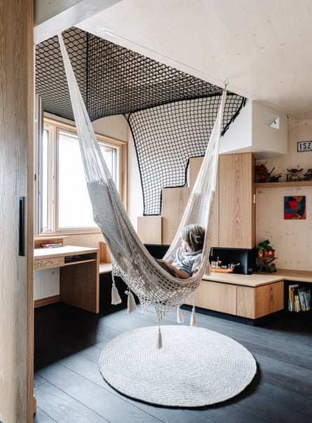 A hammock and a net hanging in the haven of Anna-Lena's bedroom.