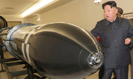 Pemimpin Korea Utara Kim Jong-un memeriksa berbagai jenis hulu ledak yang dirancang untuk dipasang pada rudal atau peluncuran roket.
