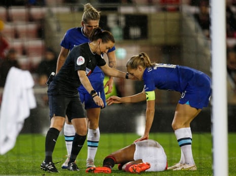 Nikita Paris cae lesionada.