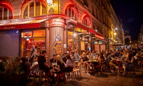 A packed bar on the Rue de Seine in Paris