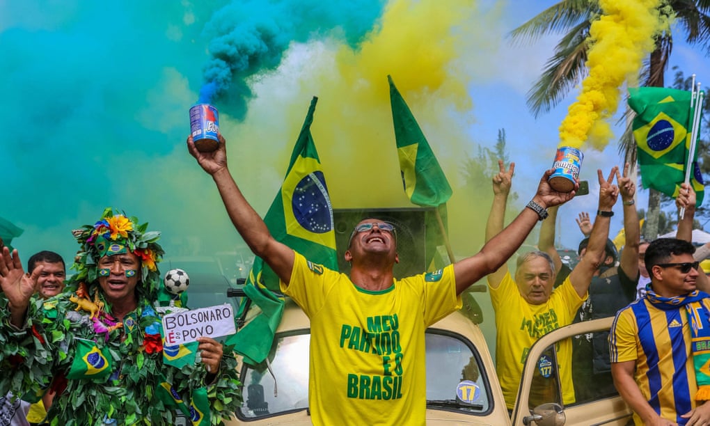 Supporters of far-right presidential candidate Jair Bolsonaro show support in front of his condominium of Barra de Tijuca, in Rio de Janeiro, on Sunday.