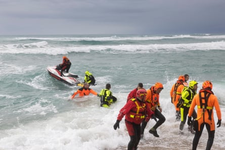Squadre di ricerca e soccorso sono al lavoro sulla spiaggia dello Staccato di Cutro.