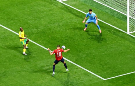 Patrik Schick schoots at goal.