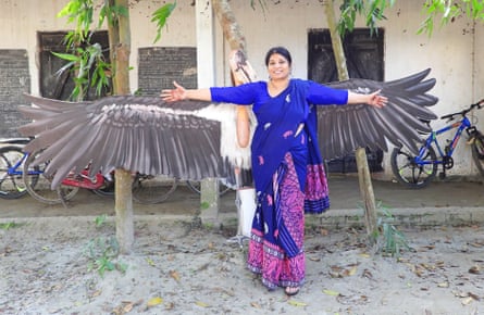 Purnima Devi Barman avec une découpe grandeur nature d'une plus grande cigogne adjudante