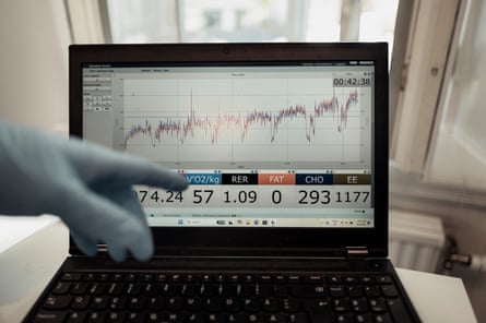 The team at Maurten anaylse the data.