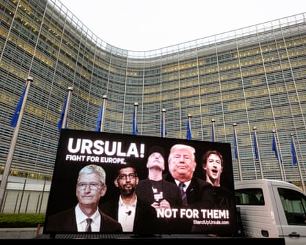 The “Stand Up Ursula” protest outside the EU’s Berlaymont building calls on President Ursula von der Leyen to resist what they call ‘Trumpstyle’ politics and curb BigTech power, demanding stronger European digital sovereignty and antitrust action.
