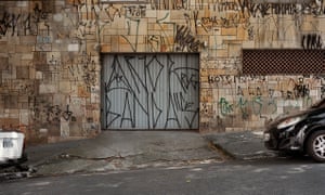 Na forma mais básica de pixação, role de chao, tanto os alvos quanto os riscos são relativamente baixos.