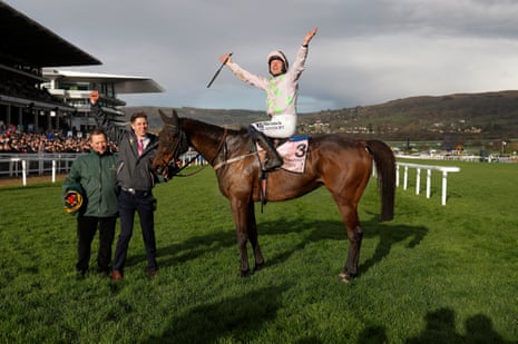 गोल्ड कप जीतने के बाद गेलिक वॉरियर पर कीचड़ से लथपथ पॉल टाउनेंड जश्न मनाते हुए।