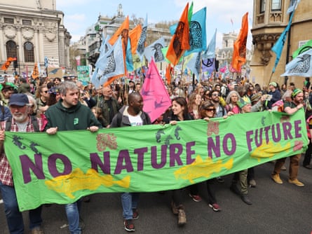 Aktivis memegang spanduk bertuliskan 'No Nature, No Future' selama pawai The Big One pada hari kedua protes massal.