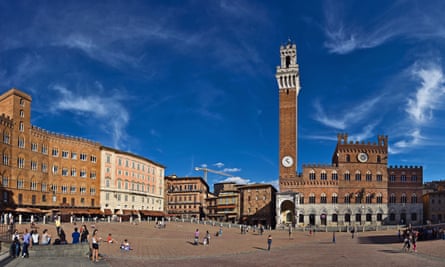 Palazzo Pubblico and the Torre del Mangia at Piazza del Campo, Siena.