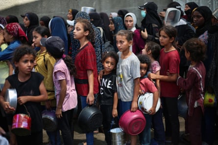 Palestinian children queueing