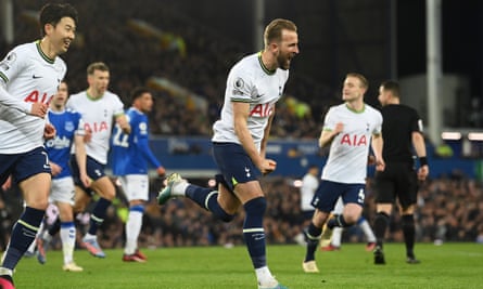 Harry Kane celebra el gol desde el punto de penalti para el Tottenham Hotspur