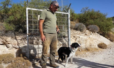 Andreas Christoforou, oficial de distrito del Servicio de Caza y Fauna, junto a su perra Sophie, una border collie especialmente entrenada para buscar veneno depositado ilegalmente, en las tierras altas del distrito de Limassol en Chipre.
