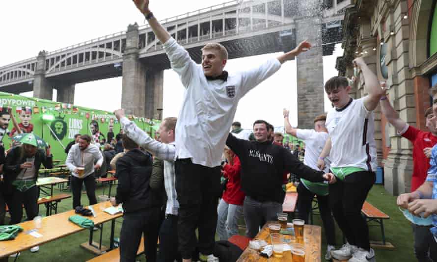 Los aficionados de Inglaterra celebran después de que Harry Maguire anotó el segundo gol contra Ucrania