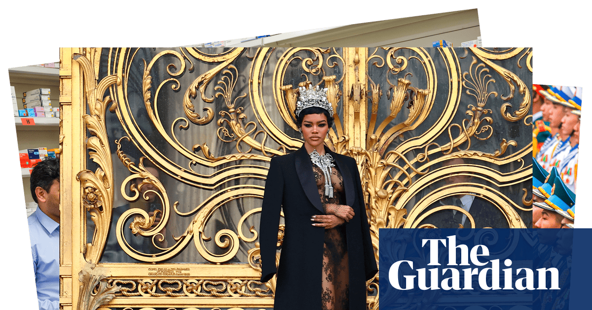 Paris fashion and Grand Bazaar gold: photos of the day