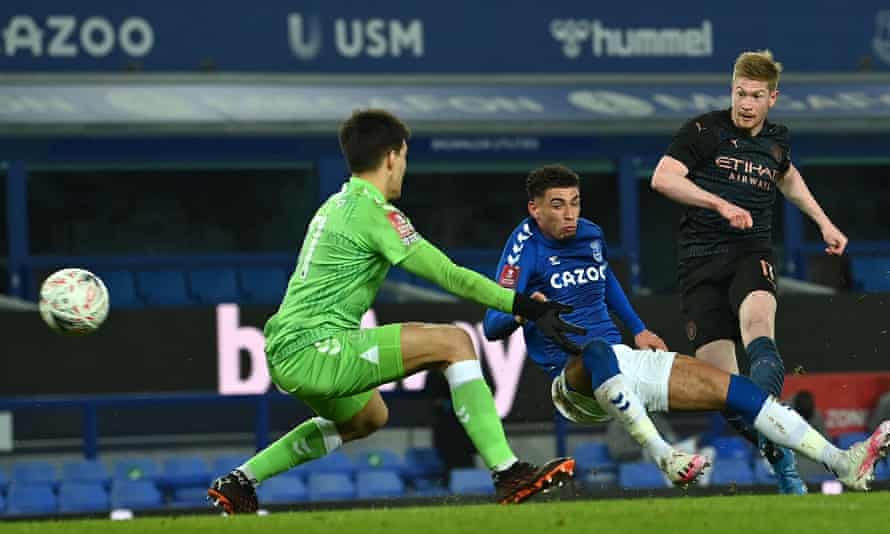 Kevin De Bruyne scores the second goal.