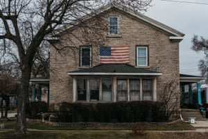 Una bandera estadounidense cuelga de una casa el martes 14 de enero de 2019 en el centro de Monroe, Mich. Erin Kirkland para The Guardian