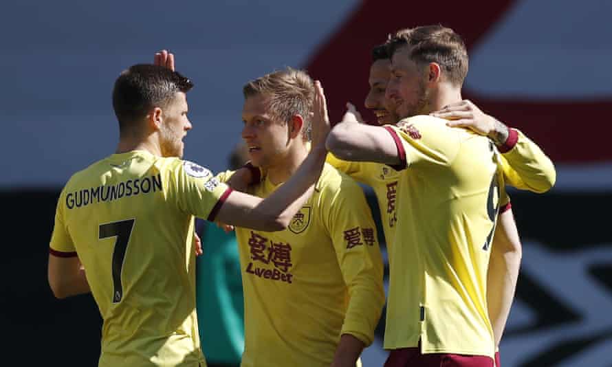 Matej Vydra est félicité après avoir mis Burnley 2-0