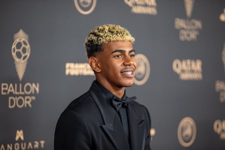Lamine Yamal dressed in a black suit at the Ballon d’Or awards ceremony.