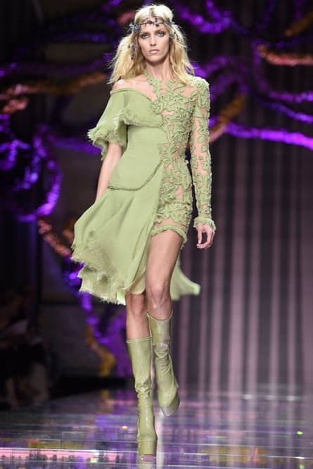 Versace couture fashion show: Paris wowed by show of chiffon-clad strength | Versace | The Guardian Versace couture fashion show: Paris wowed by show of chiffon-clad strength | Versace | The Guardian