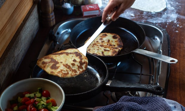 Pains plats dans une casserole