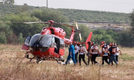 تقوم فرق الإنقاذ الإسرائيلية بإجلاء الجرحى بواسطة مروحية بالقرب من سديروت