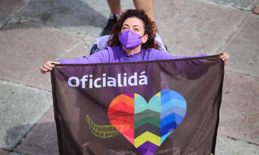 Una mujer que protesta por el reconocimiento oficial del idioma asturiano en Oviedo, España, el 7 de mayo de 2021