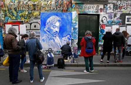 هنرمند خیابانی فرانسوی ارنستو نوو آثار هنری خود را که پرتره سرژ گینزبورگ خواننده را به مناسبت سی امین سالگرد درگذشت این هنرمند در سال 2021 بر روی دیوار خانه خود به نمایش می گذارد.