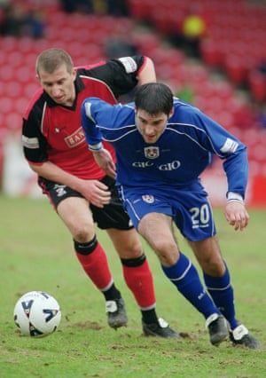 Sadlier (derecha) en acción para Millwall contra Walsall en 2001.