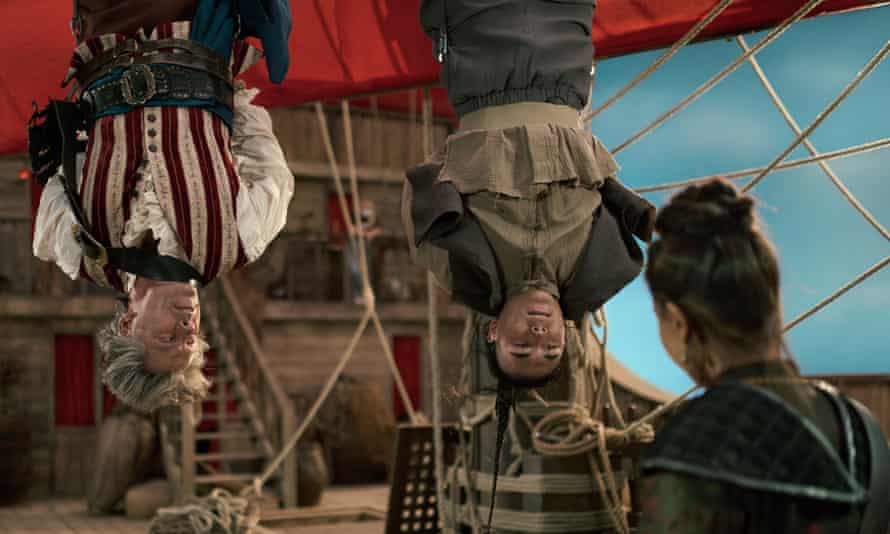 دون لويس (يلعبه جون بيشوب ، مقلوب ، إلى اليسار) وينج كي (مارلو سان ريفز).