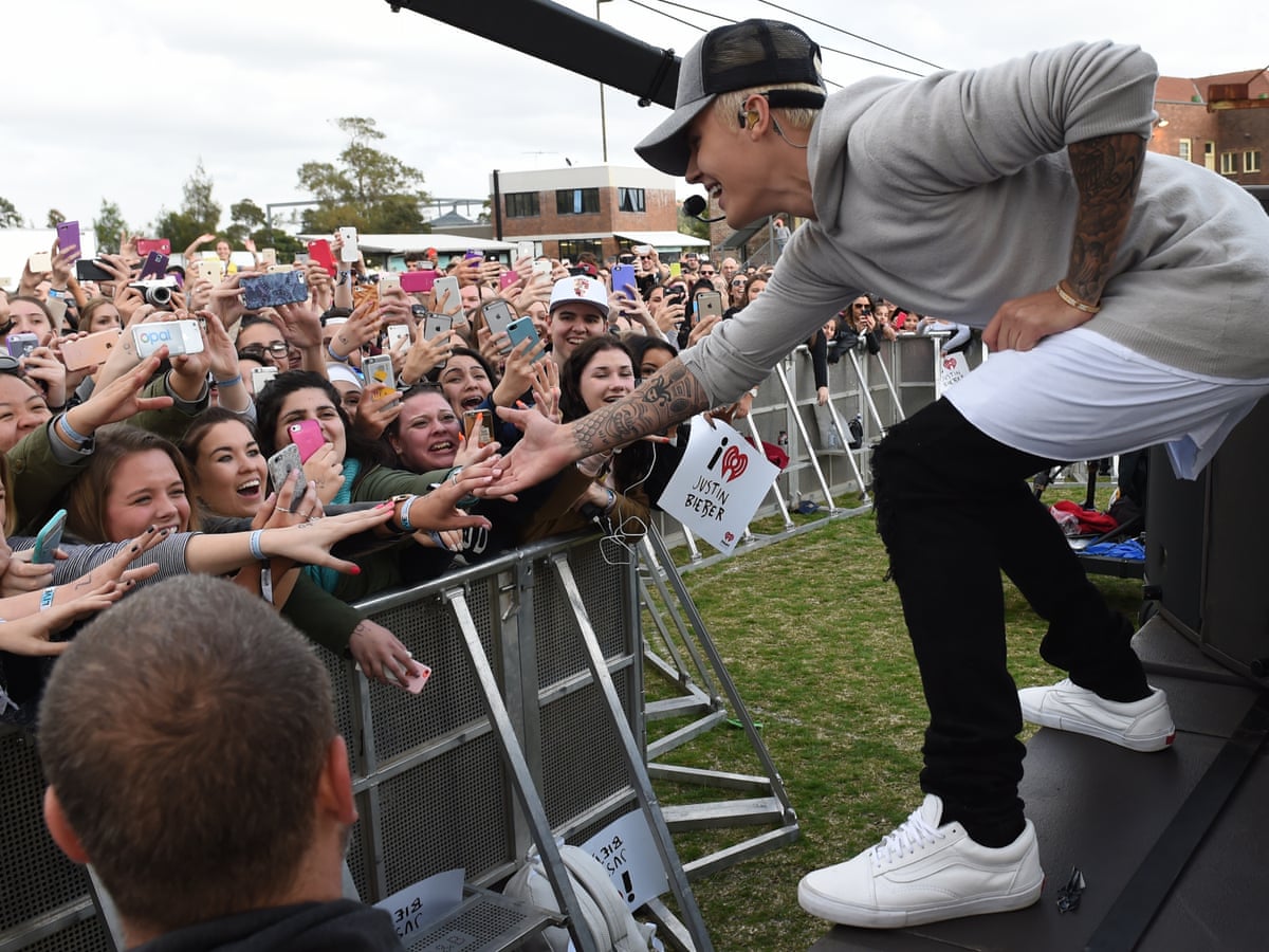 Justin Bieber Island One Man S Intimate Date With 1 200 Screaming
