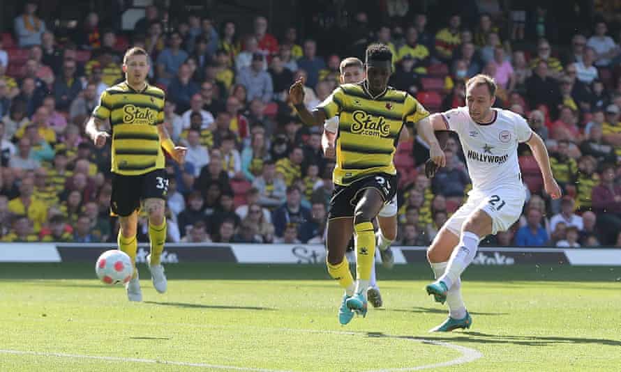 Christian Eriksen shoots against Watford