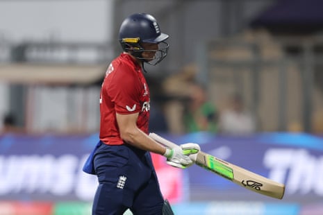 रोवमैन पॉवेल द्वारा कैच आउट किए जाने के बाद जोस बटलर निराश होकर मैदान से बाहर चले गए।