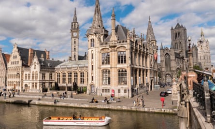 The hotel next to the Sint-Michielsbrug bridge with a tourist boat in front