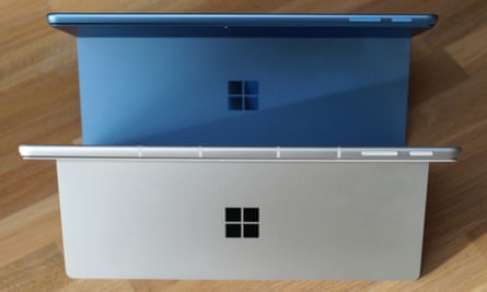Tepi atas dan kickstands dari Surface Pro 9