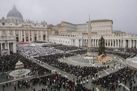 Los dolientes se reunieron en la plaza de San Pedro para el funeral del Papa emérito Benedicto XVI el 5 de enero.