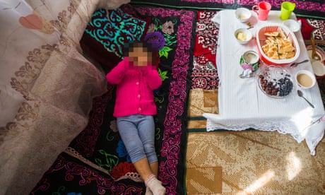 Sincan'daki bir toplama kampında eski bir tutuklu olan annesinden ayrılan Kazak bir kız