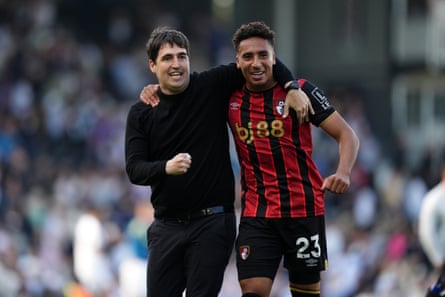 Andoni Iraola (left) with his arm around the shoulder of James Hill